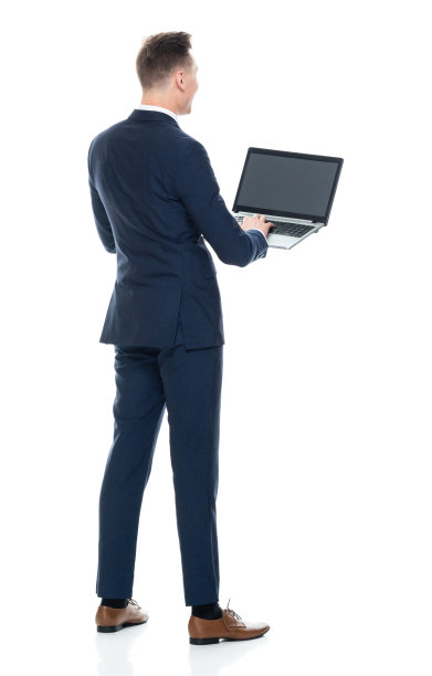 白人男性商人穿着商务装站在白色背景下使用笔记本电脑图片下载