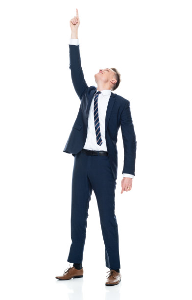 白人男性商人穿着商务装站在白色背景前图片下载