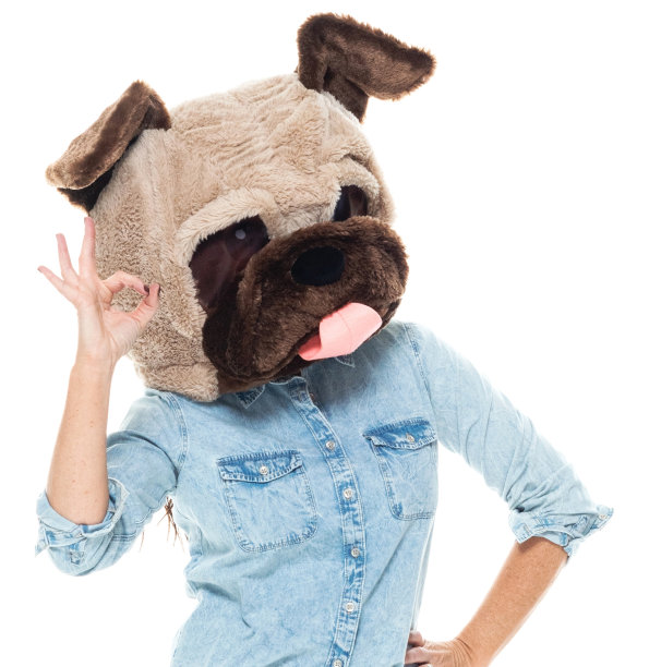 白人年轻女性穿着服装站在白色背景前图片下载