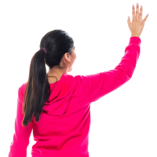 z一代年轻女性穿着运动衫站在白色背景前图片下载