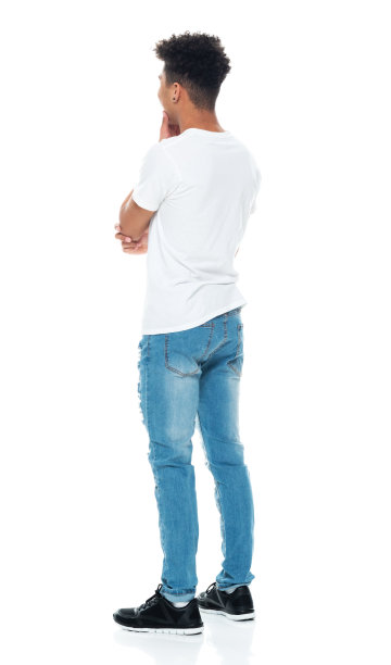 z一代的男孩穿着牛仔裤站在白色背景前图片下载