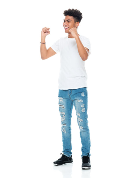 z一代的男孩穿着牛仔裤站在白色背景前图片下载