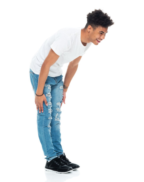 非裔美国男孩穿着运动鞋在白人背景前鞠躬图片下载