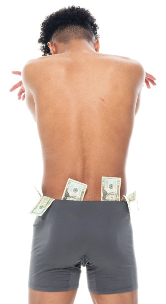 非裔美国男性穿着内裤站在白人背景前拿着货币图片下载