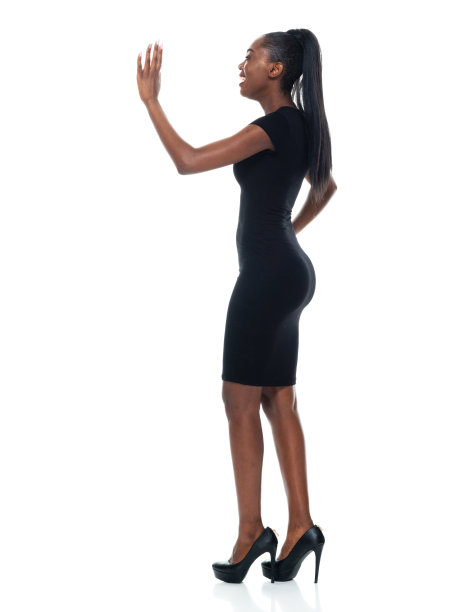 非洲裔女性穿着裙子站在白色背景前图片下载