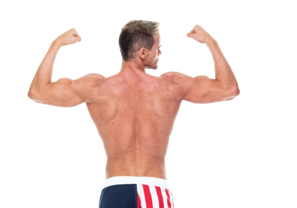 白人男性运动员穿着泳衣站在白色背景前，积极锻炼身体，举着旗子图片下载