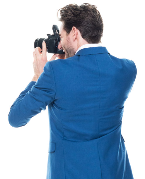 白人男性游客穿着衬衫站在白色背景前拿着相机图片下载