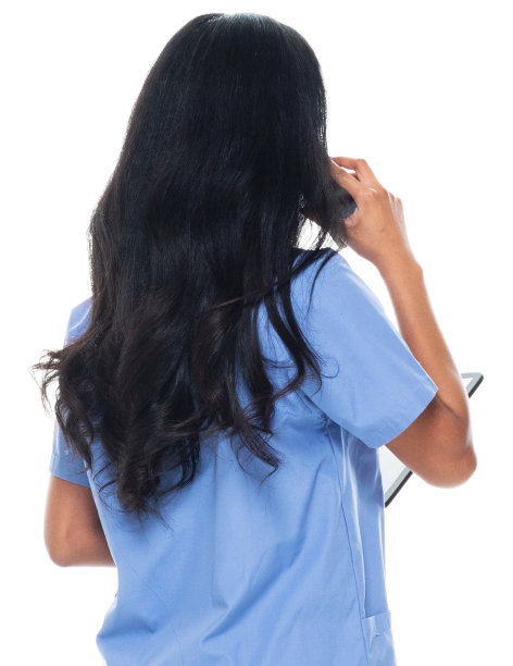 z一代女性站在白色背景前使用触摸屏图片下载