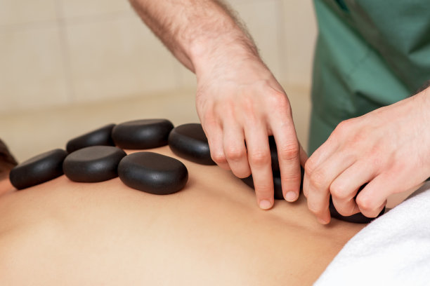 使用石头的背部按摩图片下载