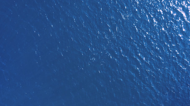 经典的蓝色海水表面纹理背景，鸟瞰图，度假旅游概念图片下载