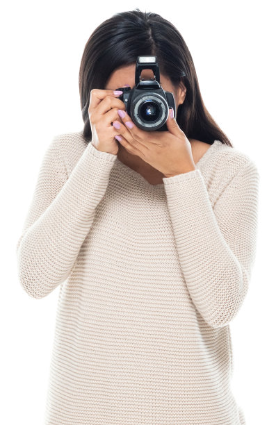 拉丁美洲和西班牙裔女性游客站在白色背景穿着暖和的衣服和拿着相机图片下载