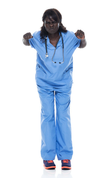 非洲裔年轻女性穿着运动鞋站在白色背景前图片下载