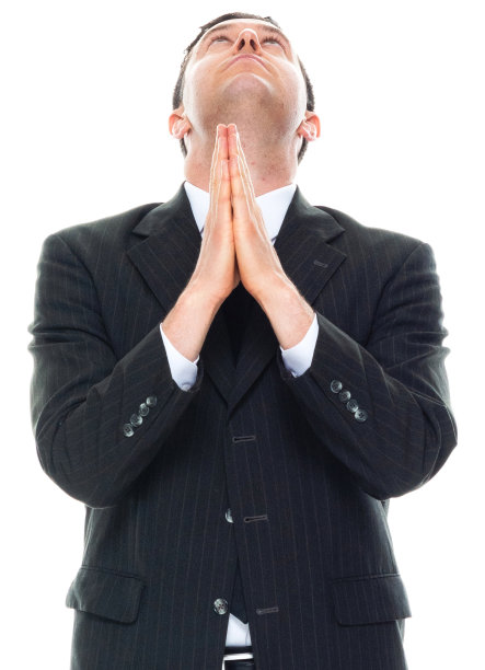 白人年轻男性商人穿着商务装站在白色背景前图片下载