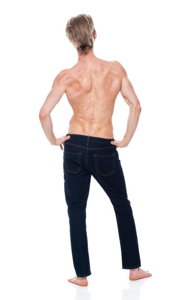 白人年轻男性穿着裤子站在白色背景前图片下载