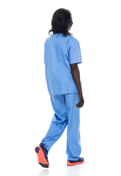 非洲裔年轻女性穿着运动鞋走在白色背景前图片下载