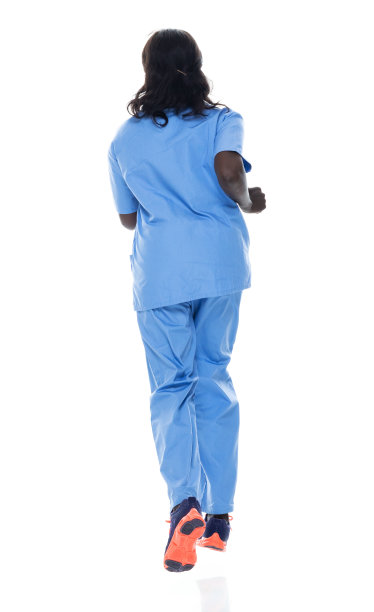 非洲裔年轻女性穿着运动鞋在白色背景前慢跑图片下载