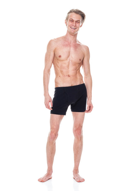 白人男性穿着内衣站在白色背景前图片下载