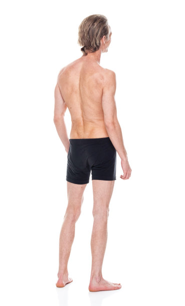 白人男性穿着平角短裤站在白色背景前图片下载