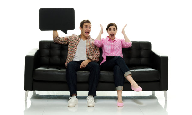 白种女性在白色背景前休息穿着纽扣衬衫和拿着问卷图片下载