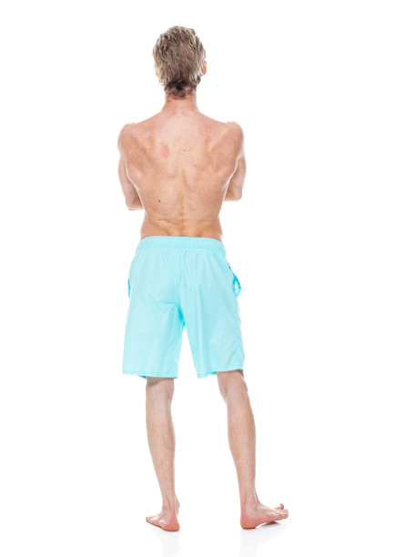 z一代年轻男性穿着短裤站在白色背景前图片下载