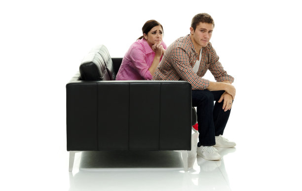 白人丈夫坐在前面的白色背景穿着纽扣衬衫图片下载