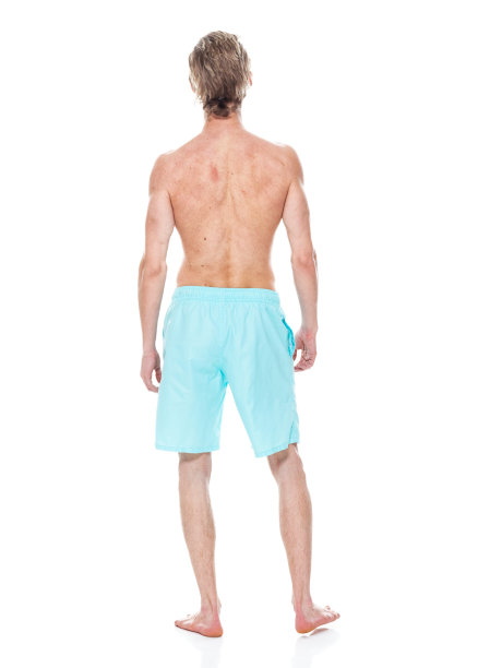 z一代年轻男性穿着泳衣站在白色背景前图片下载