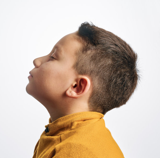 肖像6-7岁可爱的英俊的孩子在白色的背景。图片下载