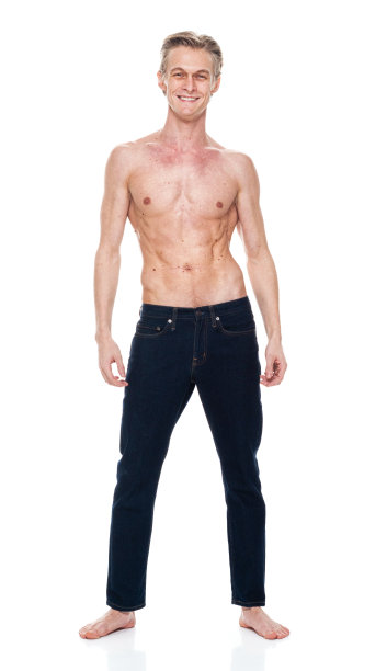 白人年轻男性穿着牛仔裤站在白色背景前图片下载