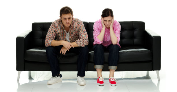 白人年轻男性坐在白色背景穿着纽扣衬衫图片下载