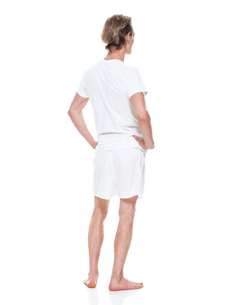 白人男性穿着t恤站在白色背景前图片下载