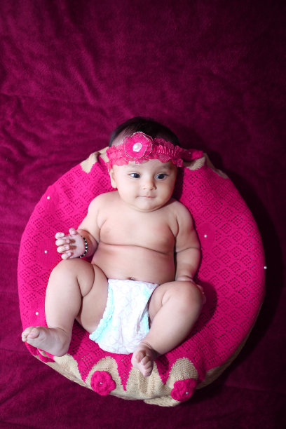 新生儿在篮子里图片下载