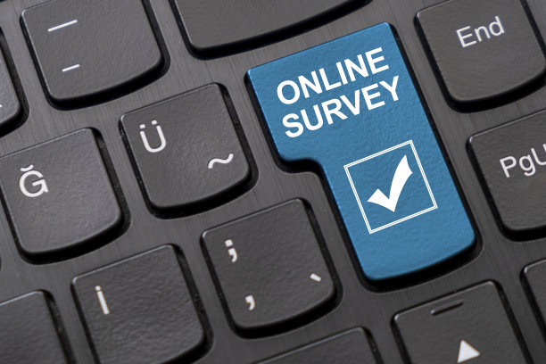黑色电脑键盘上的蓝色“在线调查”按钮图片下载