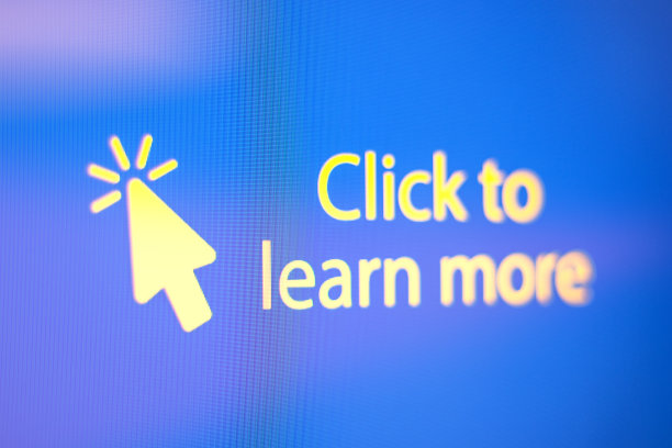 在特写监视器屏幕上单击“了解更多”文本和箭头标志图片下载