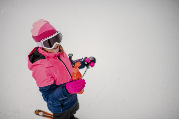 滑雪和冰雪乐趣：儿童滑雪，儿童冬季运动素材图片下载