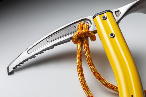 带登山绳的冰斧图片下载