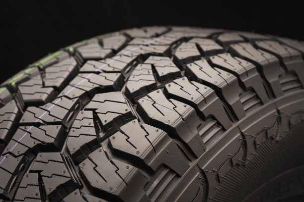 泥所有地形的suv轮胎上的黑色背景特写，强调车轮踏面。越野地形的真正征服者图片下载