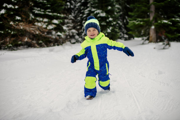 小孩子在雪衣库存照片图片下载