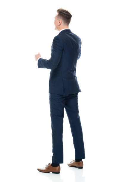 白人男性商人穿着商务装站在白色背景前图片下载