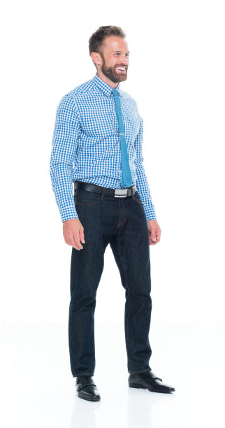 白人年轻男性，系着领带站在白色背景前图片下载