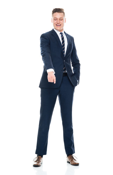 白人年轻男性商人穿着商务装站在白色背景前图片下载