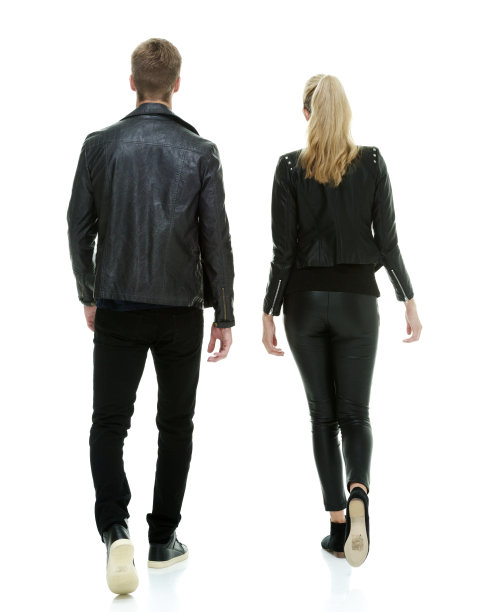 白人年轻男性穿着裤子走在白色背景前图片下载