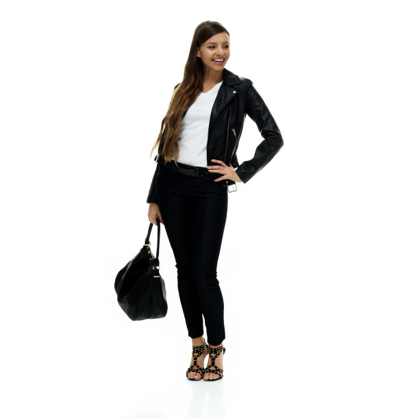 白种人年轻女性穿着皮夹克拿着钱包站在白色背景前图片下载