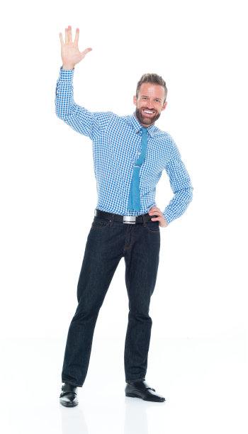 白人年轻男性，系着领带站在白色背景前图片下载