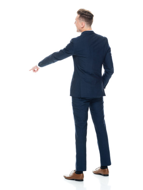 白人男性商人穿着商务装站在白色背景前图片下载