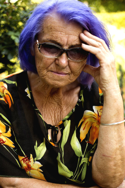 悲伤的老女人把手举过头顶图片下载