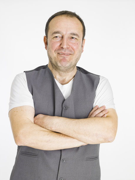 一个友好的人看着镜头图片下载