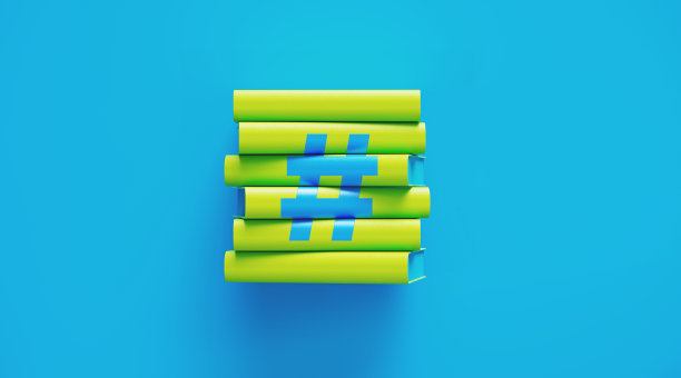 蓝色背景上带有标签符号的绿色书堆图片下载