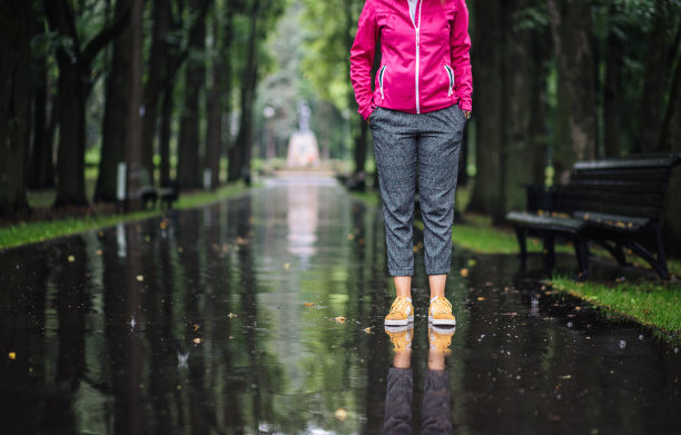 手插在口袋里站在雨里的女人图片下载
