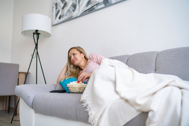 躺着看电视的女人图片下载