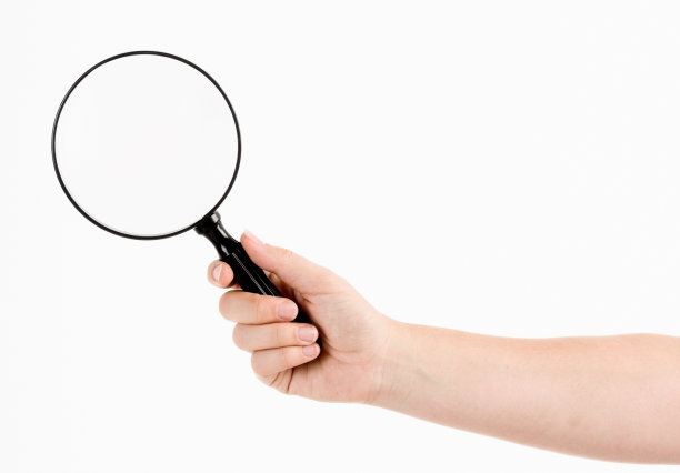 女人手里拿着一个大放大镜图片下载